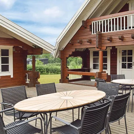 Stunning Home In Humble With Sauna Nordenbro Vesteregn